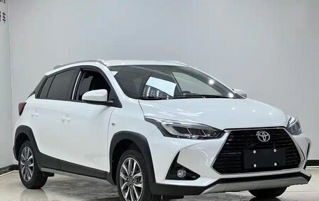 Toyota Yaris XP150 рестайлинг, 2022 год, 1 000 000 рублей, 3 фотография