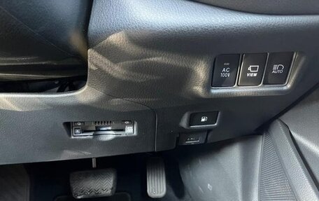 Toyota C-HR I рестайлинг, 2023 год, 1 750 000 рублей, 22 фотография