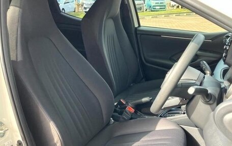 Toyota Yaris, 2022 год, 975 007 рублей, 9 фотография