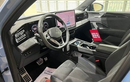 Volkswagen Tiguan, 2024 год, 4 500 000 рублей, 14 фотография