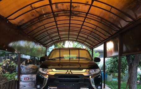 Mitsubishi Outlander III рестайлинг 3, 2022 год, 2 900 000 рублей, 2 фотография