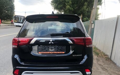 Mitsubishi Outlander III рестайлинг 3, 2022 год, 2 900 000 рублей, 4 фотография