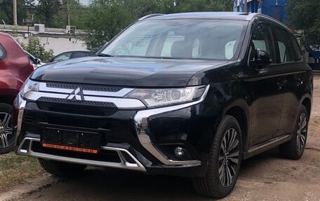 Mitsubishi Outlander III рестайлинг 3, 2022 год, 2 900 000 рублей, 3 фотография