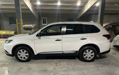 Mitsubishi Outlander III рестайлинг 3, 2019 год, 2 000 000 рублей, 2 фотография
