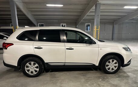Mitsubishi Outlander III рестайлинг 3, 2019 год, 2 000 000 рублей, 3 фотография
