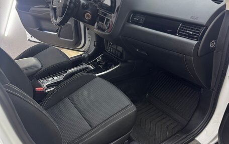 Mitsubishi Outlander III рестайлинг 3, 2019 год, 2 000 000 рублей, 11 фотография