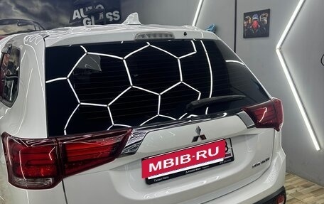 Mitsubishi Outlander III рестайлинг 3, 2019 год, 2 000 000 рублей, 10 фотография