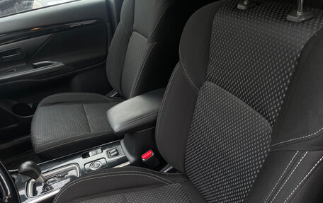 Mitsubishi Outlander III рестайлинг 3, 2019 год, 2 299 000 рублей, 13 фотография