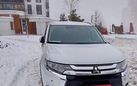 Mitsubishi Outlander III рестайлинг 3, 2018 год, 1 700 000 рублей, 2 фотография