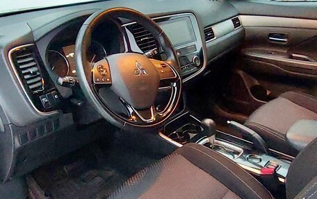 Mitsubishi Outlander III рестайлинг 3, 2018 год, 1 700 000 рублей, 8 фотография