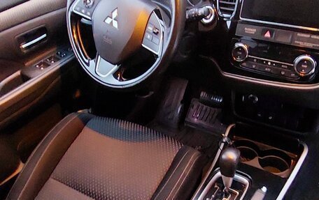 Mitsubishi Outlander III рестайлинг 3, 2018 год, 1 700 000 рублей, 9 фотография