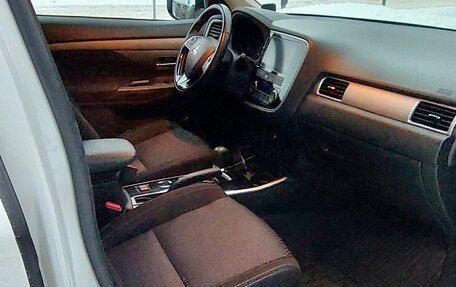 Mitsubishi Outlander III рестайлинг 3, 2018 год, 1 700 000 рублей, 11 фотография