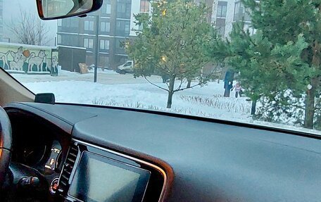 Mitsubishi Outlander III рестайлинг 3, 2018 год, 1 700 000 рублей, 10 фотография