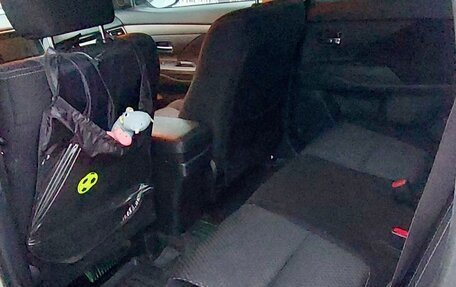 Mitsubishi Outlander III рестайлинг 3, 2018 год, 1 700 000 рублей, 12 фотография