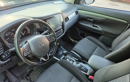 Mitsubishi Outlander III рестайлинг 3, 2018 год, 2 000 000 рублей, 8 фотография