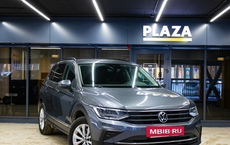 Volkswagen Tiguan II, 2021 год, 2 599 000 рублей, 2 фотография