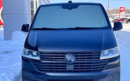 Volkswagen Multivan T6 рестайлинг, 2021 год, 6 620 000 рублей, 2 фотография