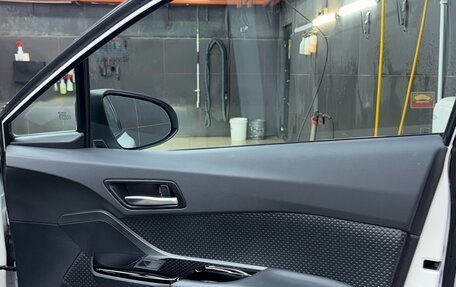 Toyota C-HR I рестайлинг, 2021 год, 2 600 000 рублей, 12 фотография