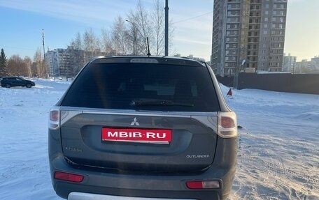 Mitsubishi Outlander III рестайлинг 3, 2014 год, 1 350 000 рублей, 5 фотография