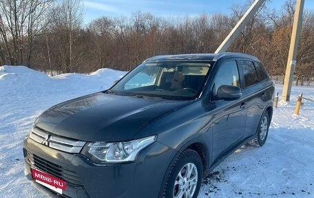 Mitsubishi Outlander III рестайлинг 3, 2014 год, 1 350 000 рублей, 8 фотография