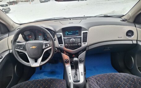 Chevrolet Cruze II, 2010 год, 565 000 рублей, 9 фотография