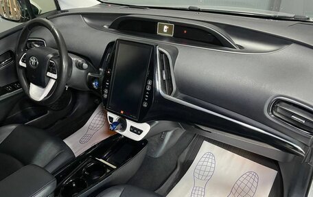 Toyota Prius IV XW50, 2017 год, 2 399 000 рублей, 10 фотография