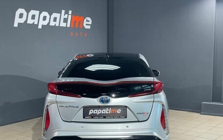 Toyota Prius IV XW50, 2017 год, 2 399 000 рублей, 4 фотография