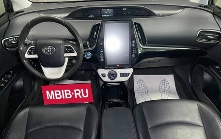 Toyota Prius IV XW50, 2017 год, 2 399 000 рублей, 11 фотография