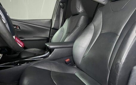 Toyota Prius IV XW50, 2017 год, 2 399 000 рублей, 6 фотография