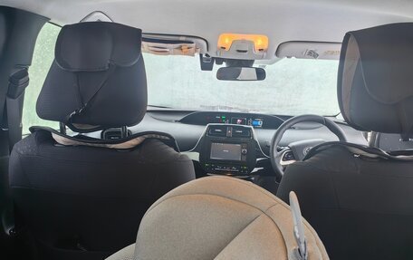 Toyota Prius IV XW50, 2016 год, 1 500 000 рублей, 6 фотография