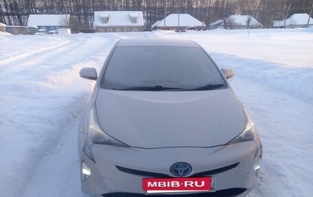 Toyota Prius IV XW50, 2016 год, 1 500 000 рублей, 9 фотография