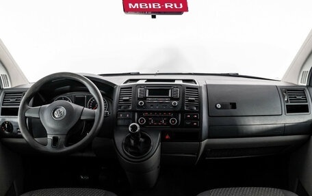 Volkswagen Caravelle T5, 2014 год, 2 199 000 рублей, 10 фотография