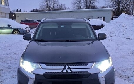 Mitsubishi Outlander III рестайлинг 3, 2019 год, 1 850 000 рублей, 1 фотография