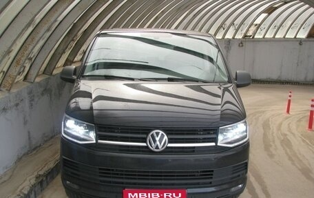 Volkswagen Multivan T6 рестайлинг, 2016 год, 2 000 000 рублей, 1 фотография