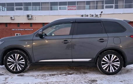 Mitsubishi Outlander III рестайлинг 3, 2019 год, 1 850 000 рублей, 4 фотография