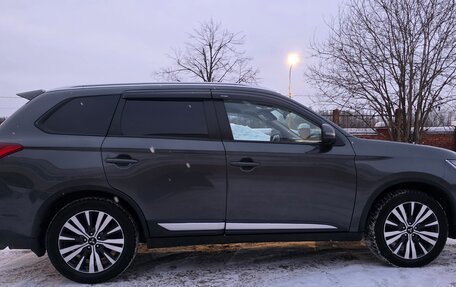 Mitsubishi Outlander III рестайлинг 3, 2019 год, 1 850 000 рублей, 8 фотография