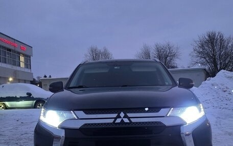 Mitsubishi Outlander III рестайлинг 3, 2019 год, 1 850 000 рублей, 2 фотография