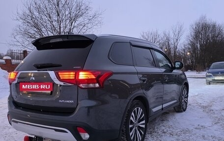 Mitsubishi Outlander III рестайлинг 3, 2019 год, 1 850 000 рублей, 7 фотография