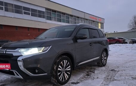 Mitsubishi Outlander III рестайлинг 3, 2019 год, 1 850 000 рублей, 3 фотография