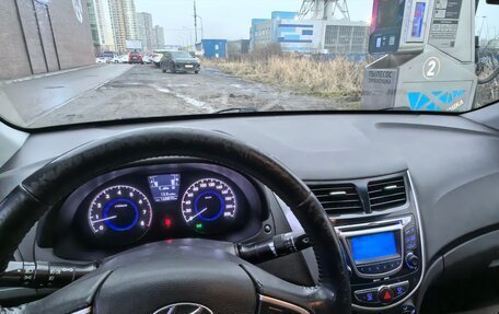 Hyundai Solaris II рестайлинг, 2011 год, 420 000 рублей, 2 фотография