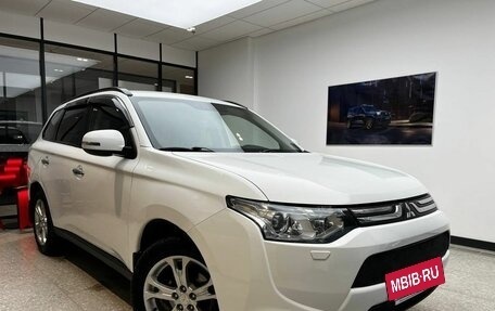 Mitsubishi Outlander III рестайлинг 3, 2013 год, 1 670 000 рублей, 4 фотография
