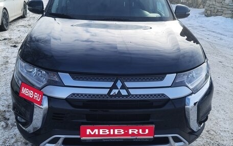 Mitsubishi Outlander III рестайлинг 3, 2019 год, 2 100 000 рублей, 1 фотография