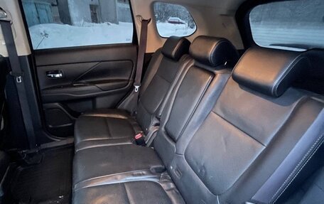 Mitsubishi Outlander III рестайлинг 3, 2016 год, 1 900 000 рублей, 10 фотография