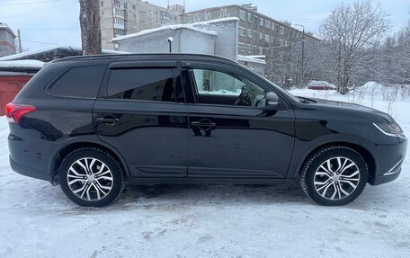 Mitsubishi Outlander III рестайлинг 3, 2016 год, 1 900 000 рублей, 6 фотография