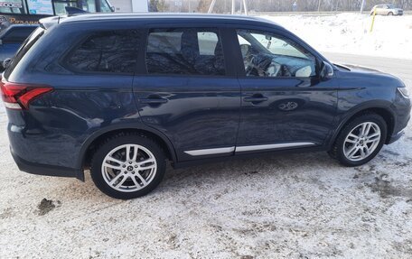 Mitsubishi Outlander III рестайлинг 3, 2019 год, 2 100 000 рублей, 4 фотография