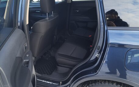 Mitsubishi Outlander III рестайлинг 3, 2019 год, 2 100 000 рублей, 10 фотография