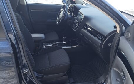 Mitsubishi Outlander III рестайлинг 3, 2019 год, 2 100 000 рублей, 5 фотография