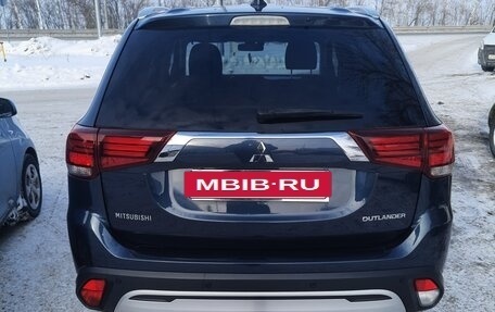 Mitsubishi Outlander III рестайлинг 3, 2019 год, 2 100 000 рублей, 3 фотография