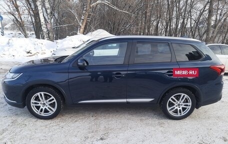 Mitsubishi Outlander III рестайлинг 3, 2019 год, 2 100 000 рублей, 2 фотография