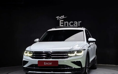 Volkswagen Tiguan II, 2021 год, 3 300 010 рублей, 2 фотография